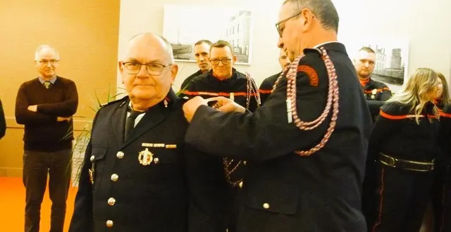 photo  le sergent-chef honoraire gilbert bruneau reçoit la fourragère des mains de bruno foulon, adjoint au chef du centre de secours de montmirail-gréez  &copy;  ouest-france. 