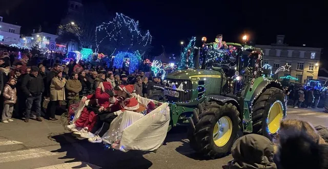 photo  boulevardd de gaulle, à argentan, les illuminations municipales et la parade de noël des tracteurs en ont mis plein les yeux des petits et des grands.  &copy;  ouest-france 