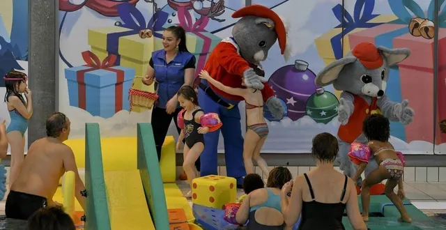 photo  le père noël est attendu à la piscine des atlantides le samedi 21 décembre 2024.  &copy;  photo archives le maine libre – yvon loue 