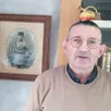 photo  joël pilpay devant une photo de son grand-père 