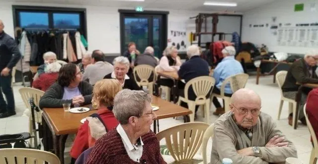 photo  la journée s’est terminée par la bûche de noël et la remise des paniers gourmands.  &copy;  les joyeux lurons 