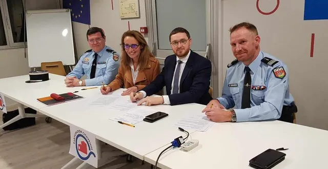 photo  marie-laure pléver, la maire, entourée du sous-préfet quentin spooner, de thomas herviou, commandant de la compagnie de gendarmerie de mamers, et de l’adjudant-chef rouillier.  &copy;  le maine libre 