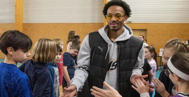 photo  une haie d’honneur pour accueillir les joueurs du msb.  &copy;  le maine libre 