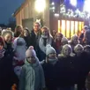 photo  les enfants de la commune, tout sourire, reçoivent leurs cadeaux des mains du père noël. 