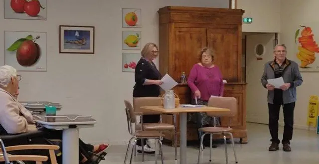 photo  tous les mois, les bénévoles de la bibliothèque viennent chanter et lire à la maison de retraite du village. lors de la séance de décembre, ils ont été accompagnés par des lectures en patois sarthois. des séances appréciées par les résidents qui passent une après-midi de divertissement et de rire.  &copy;  ouest-france 
