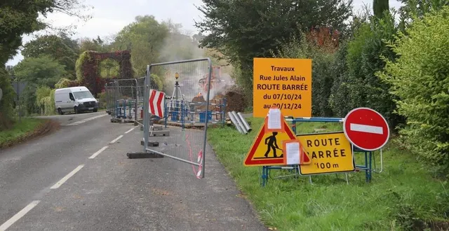 photo  les travaux sur le réseau d’assainissement ont pris du retard rue jules-alain à solesmes. la première tranche s’achèvera au mieux fin janvier 2025.  &copy;  ouest-france 