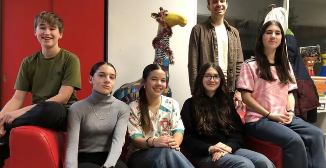 photo  les cinq jeunes élus du conseil avec thomas bauvais, coordinateur jeunesse du pays fléchois.  &copy;  le maine libre 