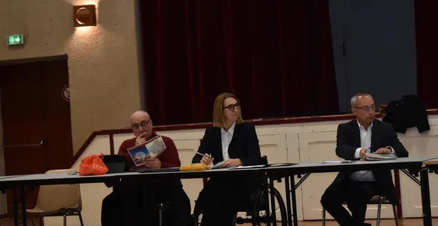 photo  gérard galpin 1er vice-président, valérie radou présidente, éric badin, directeur général, lors dernier conseil communautaire pour 2024, délocalisé à la salle des fêtes de conlie.  &copy;  le maine libre 