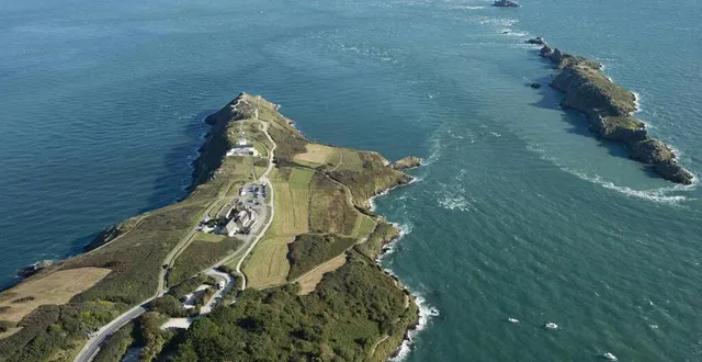 photo  le site de la pointe du grouin avec, en haut à droite, l’île des landes, paradis des oiseaux.  &copy;  david adémas / archives ouest-france 