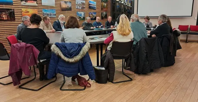 photo  andré trottet, maire, entouré des élus, a abordé différents dossiers lors du dernier conseil municipal.  &copy;  le maine libre 