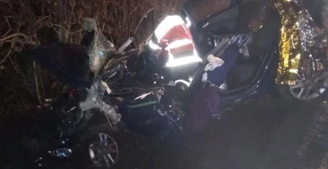 photo  l’accident a eu lieu sur la route départementale 926, qui traverse la commune de planches, dans l’orne. le véhicule a dû être découpé.  &copy;  ouest-france 