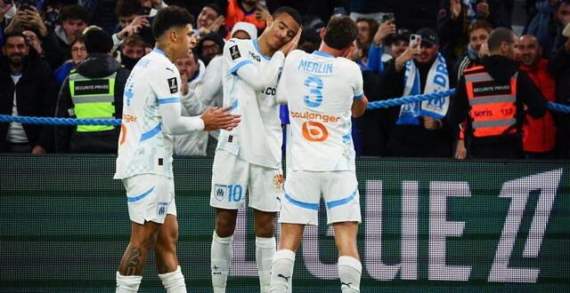 photo  les maillots portés par les joueurs de l’om contre saint-etienne en coupe de france seront vendus aux enchères pour soutenir mayotte.  ©  photo : clément mahoudeau / afp 