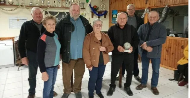 photo  le concours de boule de fort « un contre un » qui se disputait à trois boules, le 14 décembre au cercle saint-hélier, a vu jean-claude gardais s’imposer face à alan beal, 14 à 7. henry leray termine troisième, marc colas à égalité avec eugène dumont. jeannette maugeais est sixième. quarante-six joueurs étaient inscrits. le prochain intersociétaires débutera le 7 janvier. inscriptions au cercle ou auprès de roland delanoë. la finale aura lieu le 8 février.  &copy;  co 