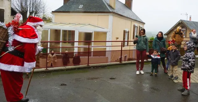photo  après le spectacle, le père noël est arrivé sur la place du village, agitant sa cloche. les enfants ont reçu un cadeau.  &copy;  le maine libre 