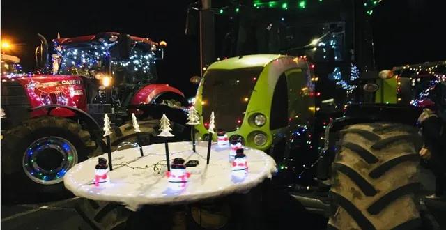 photo  une trentaine de tracteurs décorés et illuminés ont défilé.  &copy;  le maine libre 