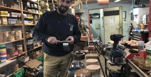 photo  morannes, le 27 novembre 2024. on voit sur le marbre les différentes étapes de production des boules de fort : le travail du bois et du métal avant le résultat final.  &copy;  co – christophe ricci 