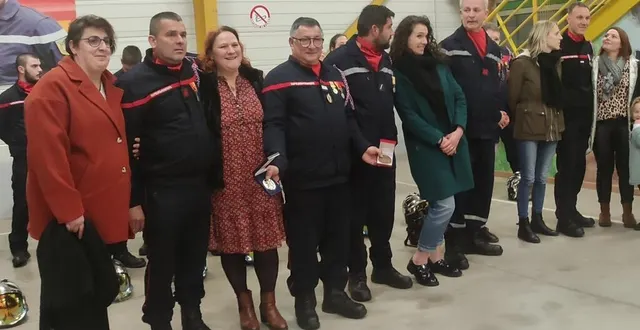 photo  une partie des pompiers honorés avec leur famille.  &copy;  le maine libre 