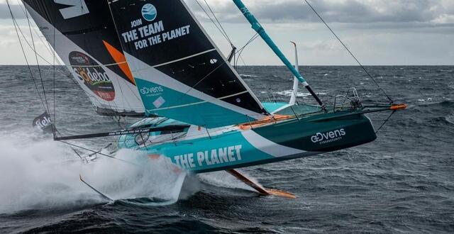 photo  le britannique sam goodchild a été obligé de remonter à mains nues sa grande voile d’avant qui était tombée à la mer, ce dimanche 22 décembre.  ©  photo : pierre bouras 