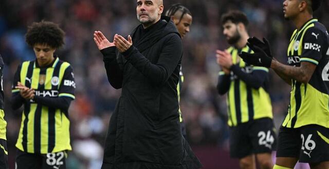 photo  battus à aston villa (2-1), pep guardiola et ses joueurs saluent les supporters de manchester city.  ©  photo : paul ellis / afp 