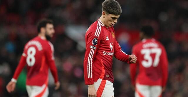 photo  la tristesse d’alejandro garnacho après la déroute de manchester united face à bournemouth (0-3).  ©  photo : matt mcnulty / getty images via afp 