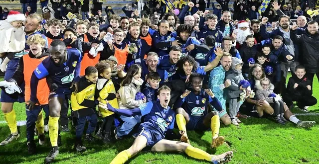 photo  la joie des joueurs de saint-brieuc après avoir éliminé le havre (1-0), club de ligue 1.  &copy;  photo : vincent michel / ouest-france 