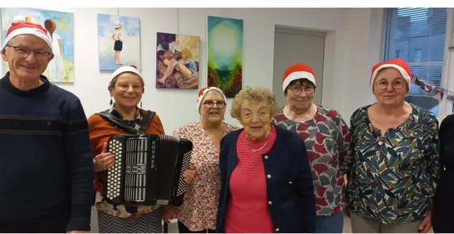 photo  l’équipe de bénévoles en charge de l’animation de la salle intergénérationnelle, ici en compagnie d’annette ménard, 96 ans, et de marie-thérèse dilé, du ccas de la ville (à droite).  &copy;  co 