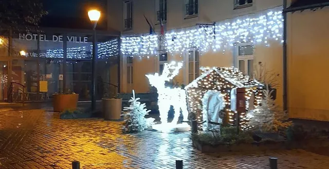 photo  la mairie illuminée.  &copy;   le maine libre 