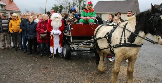 photo  petits et grands ont accueilli le père noël avec enthousiasme.  &copy;  le maine libre 