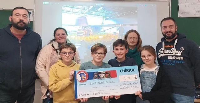 photo  jean-françois ferrand, trésorier du souvenir français, remet un chèque symbolique aux enseignants et élèves de bonnétable.  &copy;  le maine libre 