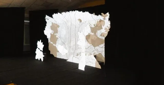 photo  la scène, plongée dans le noir avec les images projetées, les jeux de lumières et la musique ont transporté les enfants dans le monde à la fois réel et imaginaire du végétal.  &copy;  ouest-france 