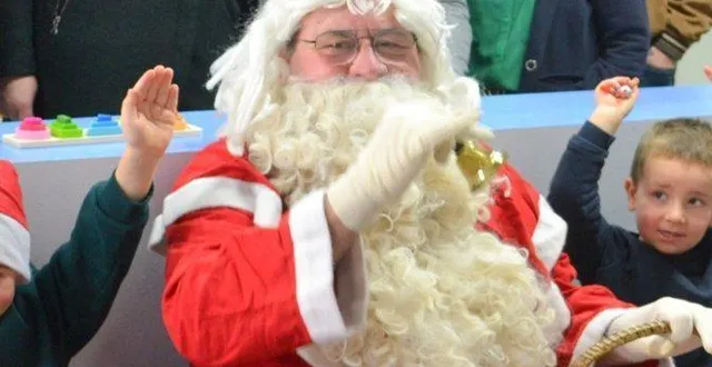 photo précigné. le père noël en avance à l’école de la voutonne  &copy;  le maine libre 