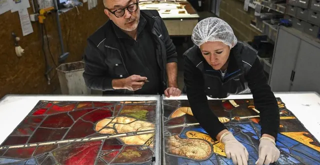 photo  emmanuel putanier (à gauche) maître verrier et directeur de l’atelier vitrail franceaux côtés de fanny (à droite), salariée, alors en train de nettoyer un vitrail à l’aide d’un coton-tige.  &copy;  photo : le maine libre - denis lambert 