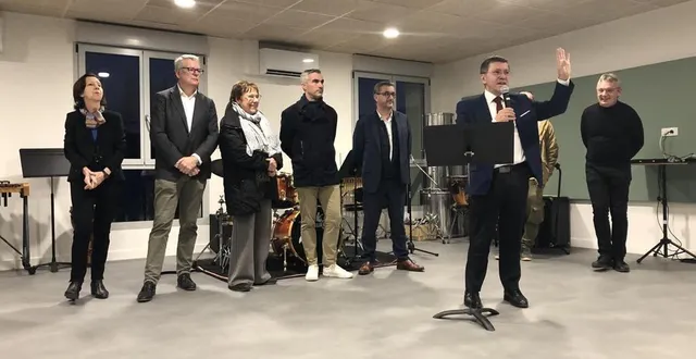 photo  beaufort-en-anjou, le 20 décembre 2024. inauguration des nouveaux locaux du service assainissement et de l’école de musique de baugeois-vallée avec philippe chalopin en chef d’orchestre derrière le pupitre.  &copy;  co – christophe ricci 