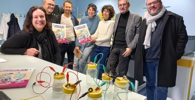 photo  une partie de l’équipe de l’université d’angers et des petits débrouillards qui a piloté le projet du livre « comme au labo », avec, à gauche, la chercheuse du cnrs christelle gautier qui a démontré qu’on peut produire de l’électricité… avec des citrons et du métal !  &copy;  ouest-france 