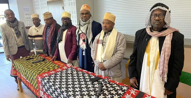 photo  ali saïd, président de l’association madrassat (à gauche), et les « notables » se sont adressés à la communauté comorienne de sablé-sur-sarthe, ce dimanche 22 décembre 2024.  &copy;  le maine libre 