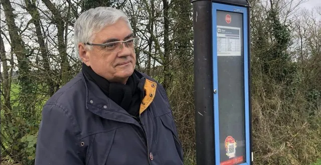 photo  patrice nunez, adjoint en charge de la mobilité à bouchemaine, devant la mindière, « l’un des trois nouveaux arrêts qui faciliteront la mobilité des habitants dans les hameaux ».  &copy;  ouest-france 