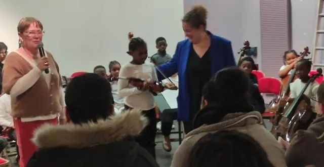 photo  une élève de jules ferry reçoit des mains de zahia son instrument de musique.   &copy;  le maine libre 