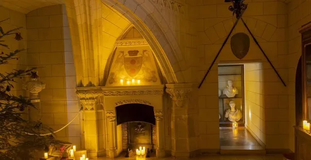photo  la salle des gardes éclairée par les bougies procure une belle ambiance   &copy;  le maine libre 