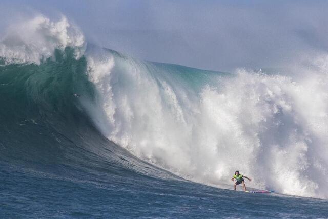 Surf. Landon McNamara remporte l’Eddie Aikau, célèbre compétition de ...