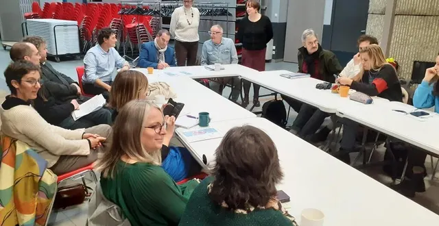 photo  jérôme foyer, au centre, signe la nouvelle convention avec, à sa droite, vincent guibert, adjoint à la culture aux ponts-de-cé (maine-et-loire) et bernard froutin, président du festival ça chauffe, à sa gauche.  &copy;  ouest-france 