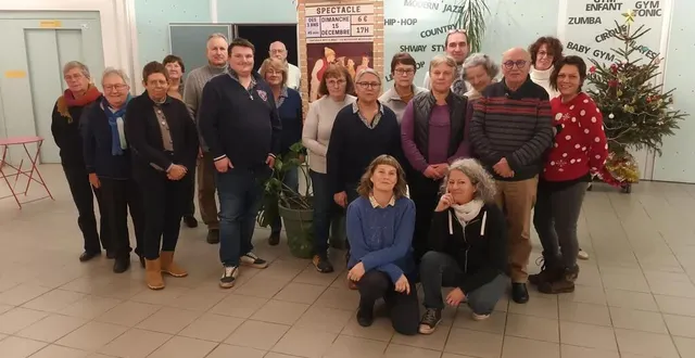 photo  marie allioux brocherieux, en compagnie de tatiana et émilie et des représentants de la mairie et adhérents lors de l’assemblée générale de l’association val’rhonne.  &copy;  ouest-france 