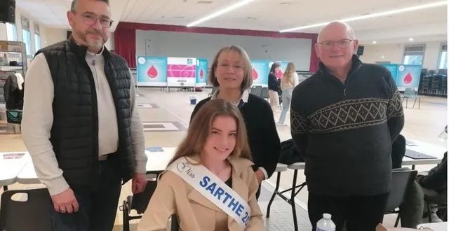 photo  miss sarthe, venue pour son premier don de sang, a commencé par remplir le questionnaire de santé, en présence de jean-yves lecoq, maire, à gauche, et daniel van meyel, président de l’union départementale des associationspour le don de sang.  &copy;  ouest-france 