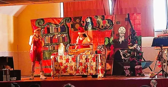 photo  le spectacle présenté par la compagnie les allumeurs de rêve mettait en scène deux lutins du père noël aux prises avec une sorcière qui n’aimait pas la musique.  &copy;  ouest-france 