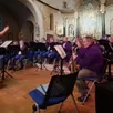 photo  orchestra’spay a interprété son concert dans une église bondée. 