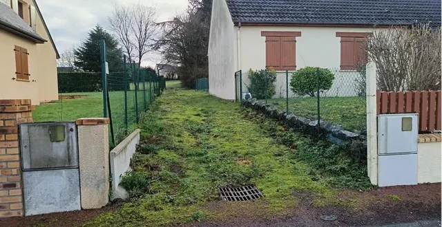 photo  le chemin piétonnier, qui rejoindra l’allée du puits-aux-moines, passera entre le n°24 et n°26 du clos-de-la-fontaine.  &copy;  ouest-france 