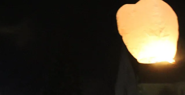 photo  le lâcher de lanterne chinoise s’inscrit dans la tradition du marché de noël.  &copy;  maine libre. 