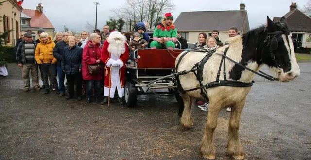 photo  petits et grands sont venus entourer le père noël.  &copy;  ouest-france 