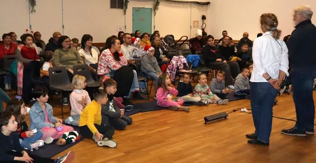 photo  avant le spectacle, maurice vavasseur, maire de ballon-saint-mars, accompagné de christelle supera, présidente du comité des fêtes, explique le déroulement de la soirée.  &copy;  le maine libre 