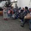 photo  un marché de noël s’est tenu à aubigné-racan vendredi dernier. sur le parvis de l’église, les élèves de l’école saint-joseph ont interprété des chants sous la direction de solange tripon, chanteuse lyrique, avant d’entrer à l’intérieur pour la poursuite du concert. 