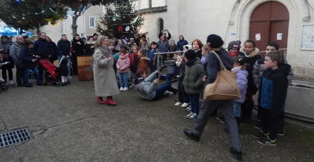 photo  un marché de noël s’est tenu à aubigné-racan vendredi dernier. sur le parvis de l’église, les élèves de l’école saint-joseph ont interprété des chants sous la direction de solange tripon, chanteuse lyrique, avant d’entrer à l’intérieur pour la poursuite du concert.  &copy;  le maine libre 